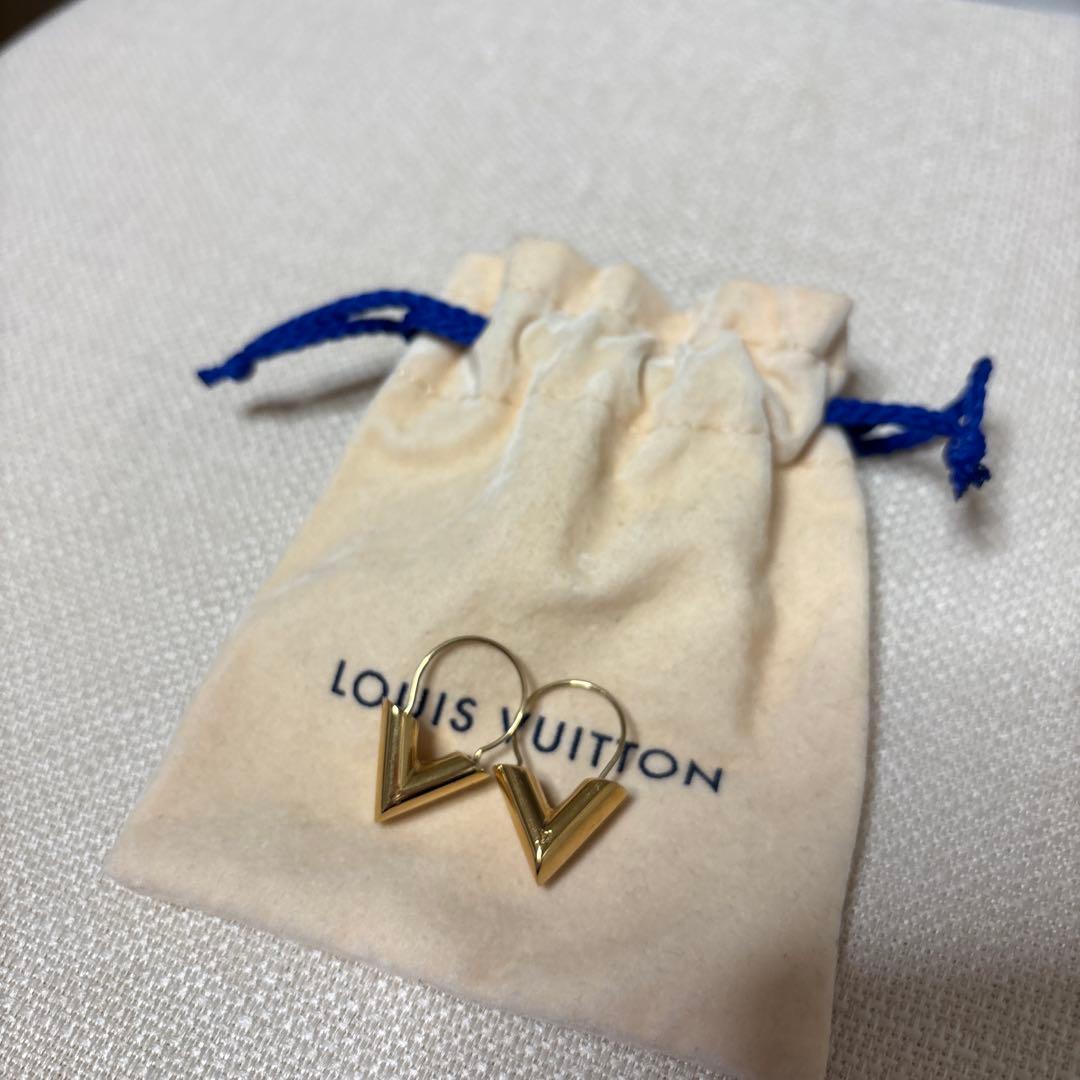 LOUIS VUITTON ピアス フープ エッセンシャルV ゴールド