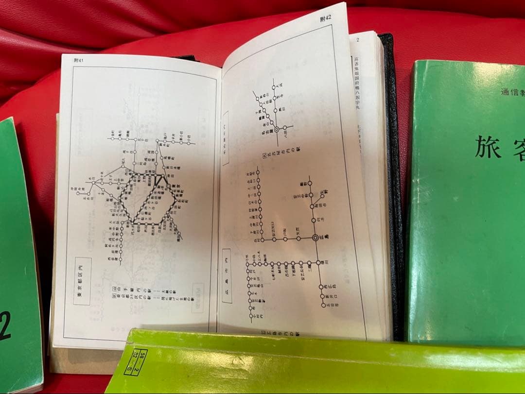 日本国有鉄道　旅客運賃表、教科書、社章、他