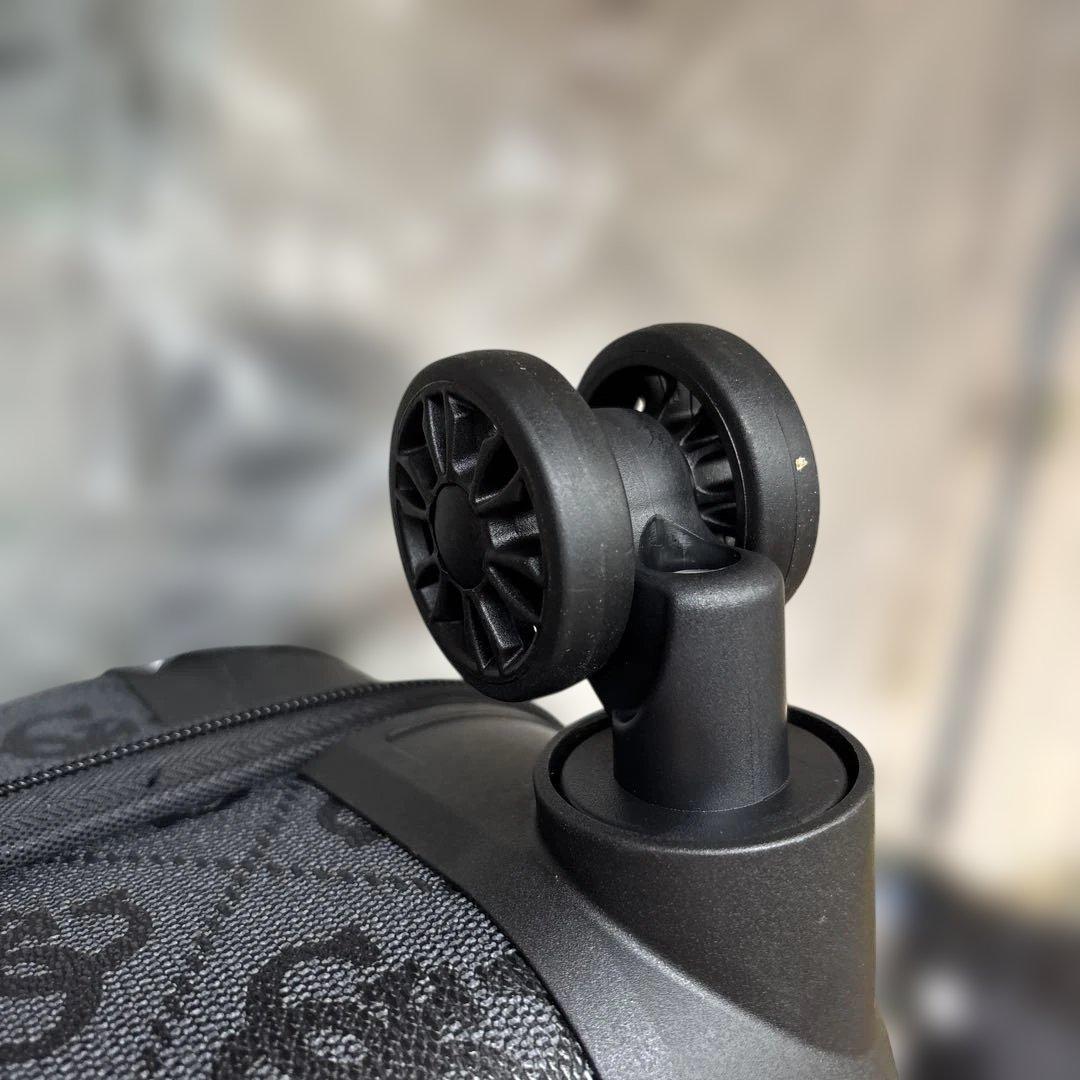 C*g様 新品 GUESS キャリーケース 黒 ロゴ柄 24時間以内発送！