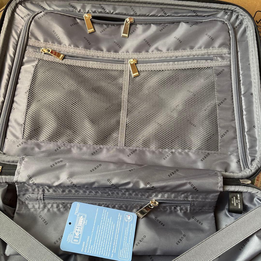 C*g様 新品 GUESS キャリーケース 黒 ロゴ柄 24時間以内発送！