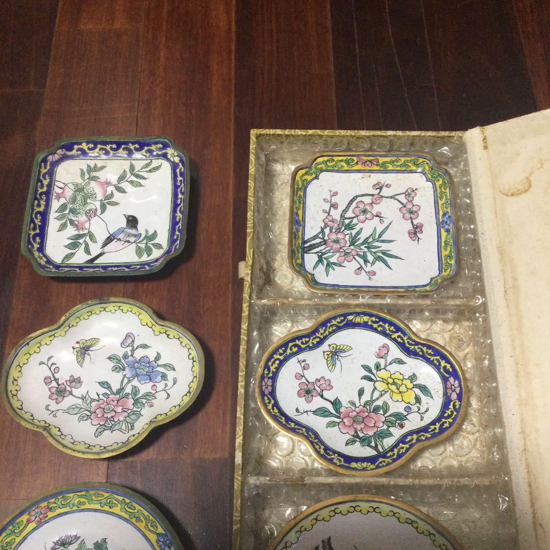 古い中国七宝焼の小皿8点、オリジナル箱付き