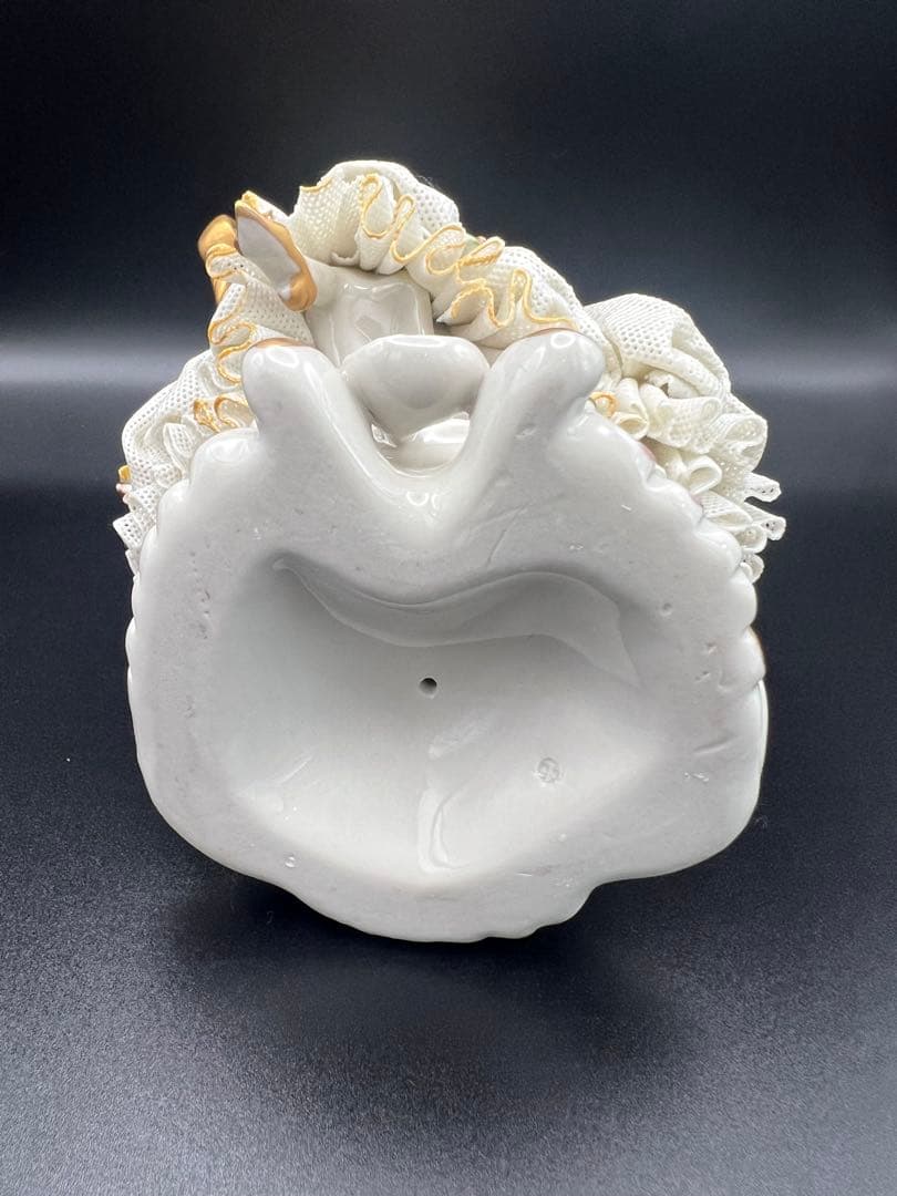 ハープを持つ女性の陶器像