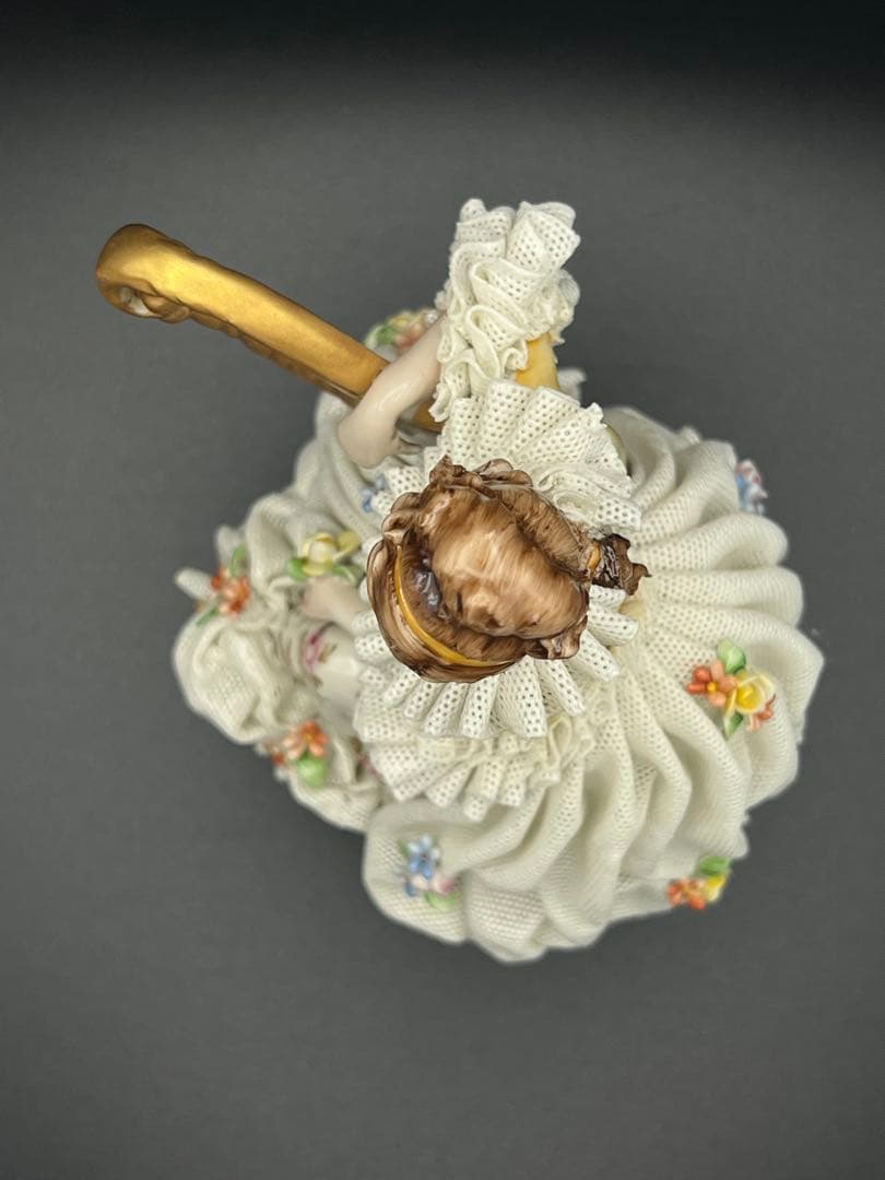 ハープを持つ女性の陶器像