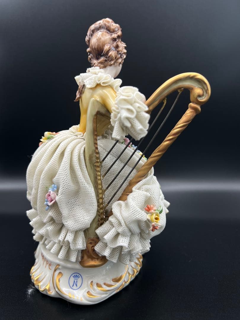 ハープを持つ女性の陶器像