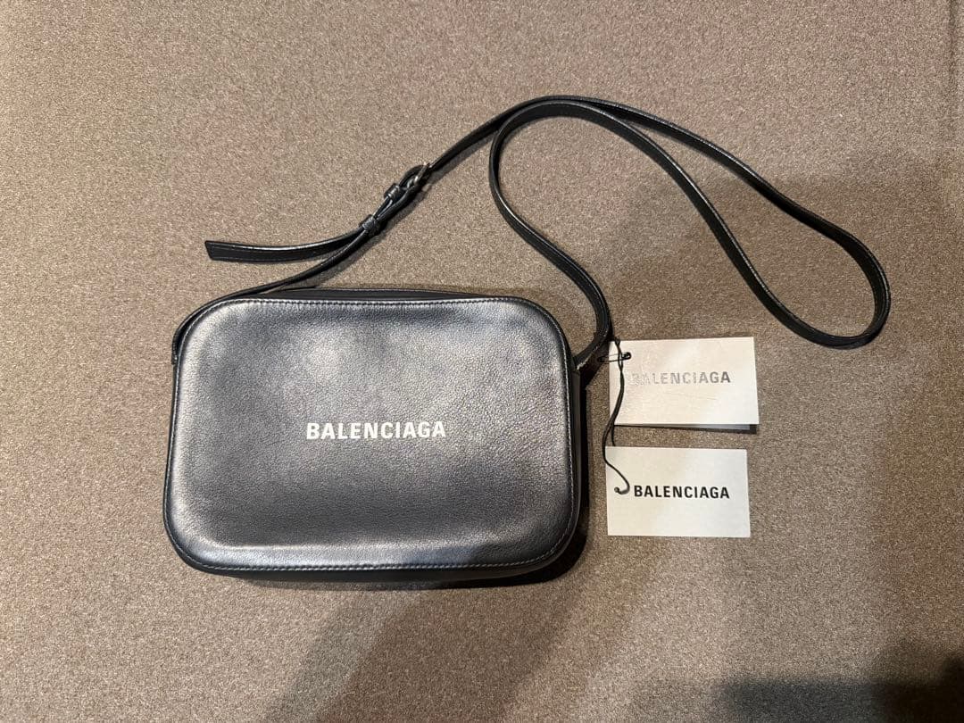 BALENCIAGA ブラックレザーショルダーバッグ　カメラバッグ