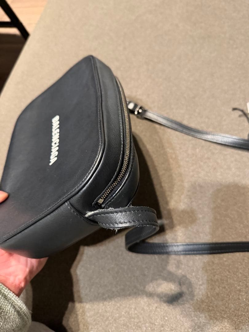 BALENCIAGA ブラックレザーショルダーバッグ　カメラバッグ