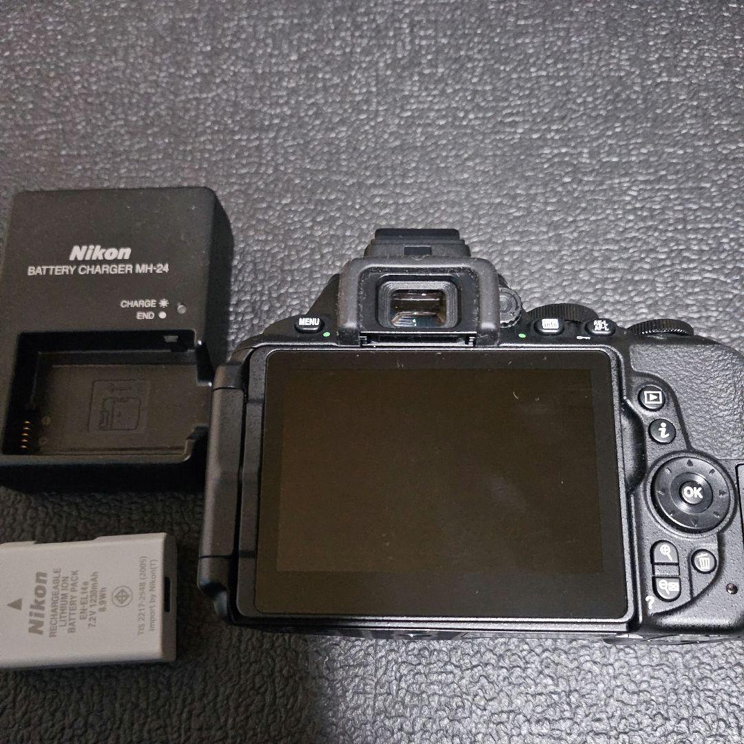 美品　Nikon　d5600　ボディ　ショット数約2600回