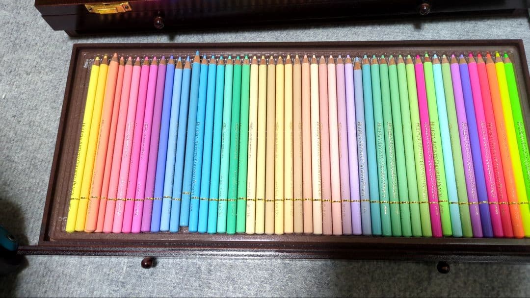 【今回だけ特別にお値下げ！】ホルベイン　色鉛筆