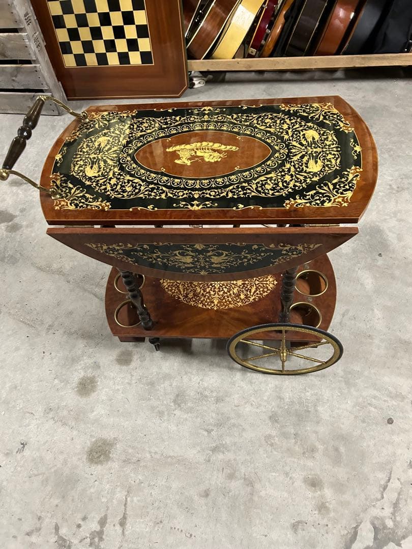 装飾的な木製サービングカート