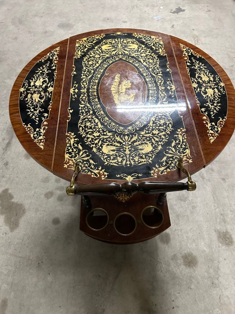 装飾的な木製サービングカート