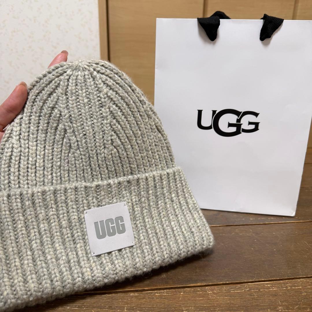 UGG ニット帽 ビーニー ホワイト グレー アイボリー リブ レザーパッチ