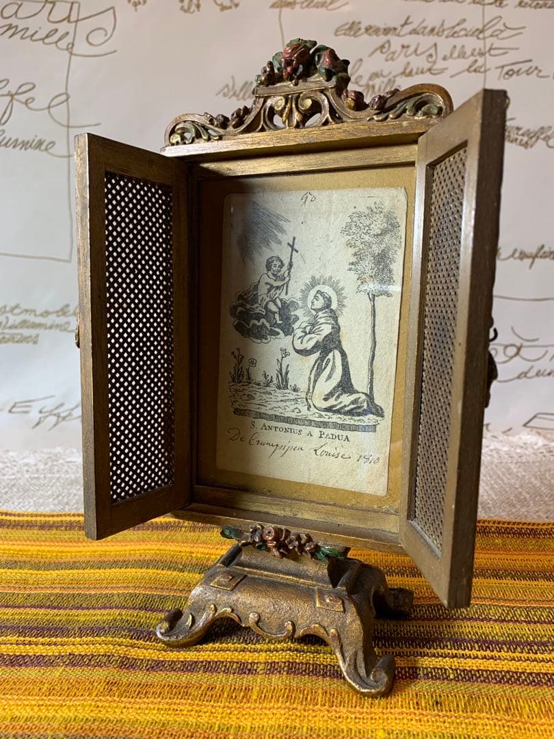 フランス製　アンティーク　レアな細かい細工の木製額立て！扉が開いて素敵です！
