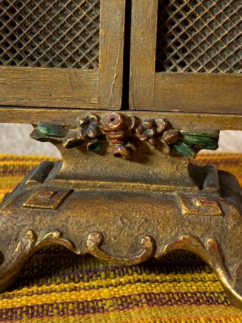 フランス製　アンティーク　レアな細かい細工の木製額立て！扉が開いて素敵です！