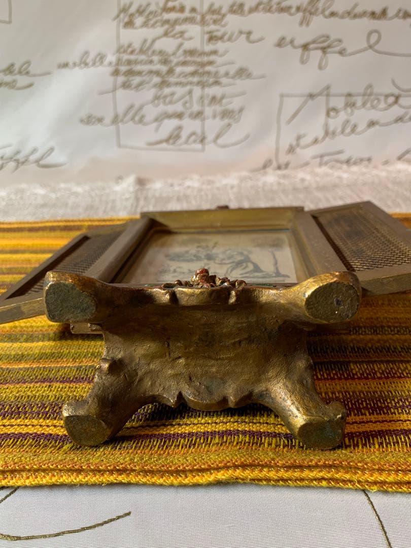 フランス製　アンティーク　レアな細かい細工の木製額立て！扉が開いて素敵です！