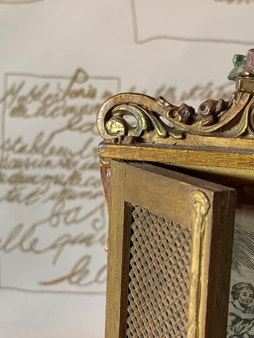 フランス製　アンティーク　レアな細かい細工の木製額立て！扉が開いて素敵です！