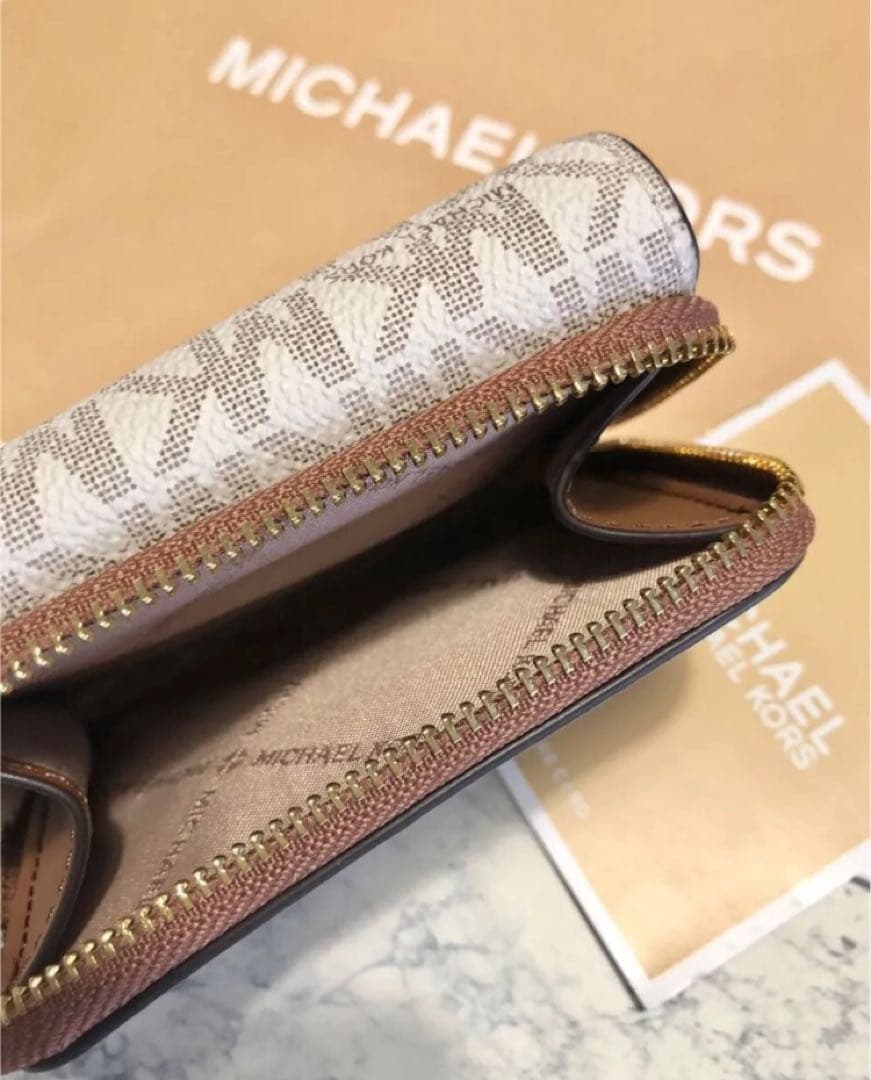豆_様【新品】マイケルコース MICHAEL KORS 三つ折り財布 ❣️バニラ❣️