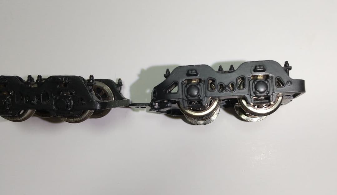 二軸先台車、 従台車 (各二種)、テンダー台車、他パーツ。HOゲージ。