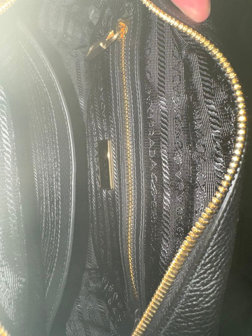 PRADA 黒 レザー ハンドバッグ