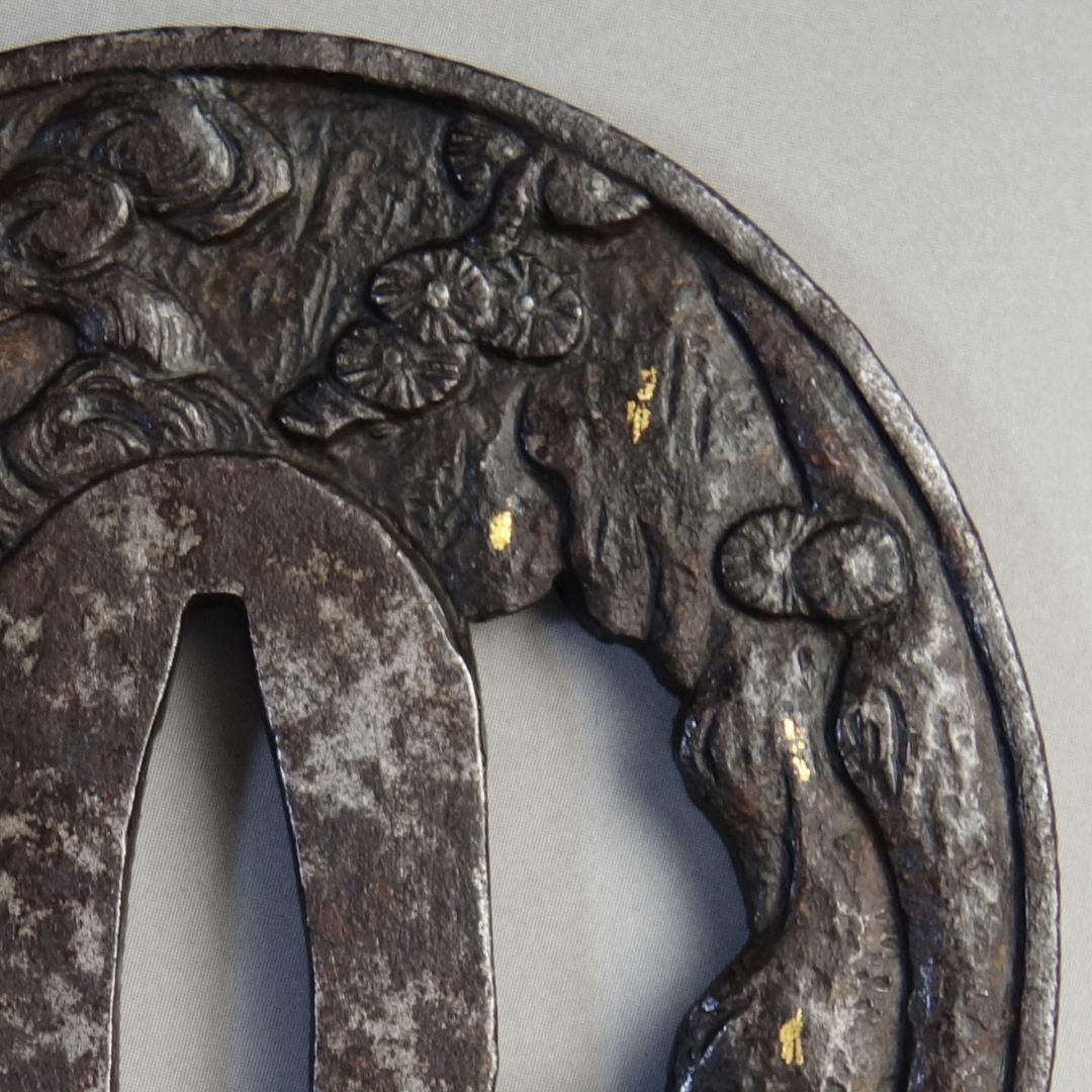 【 銅象嵌 岩窟賢人巻物図鍔 】 鍔 鐔 鉄地 刀装具 日本刀 武具 骨董