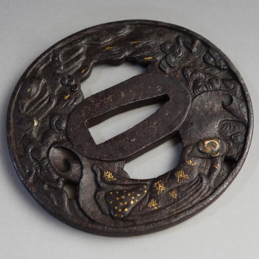 【 銅象嵌 岩窟賢人巻物図鍔 】 鍔 鐔 鉄地 刀装具 日本刀 武具 骨董