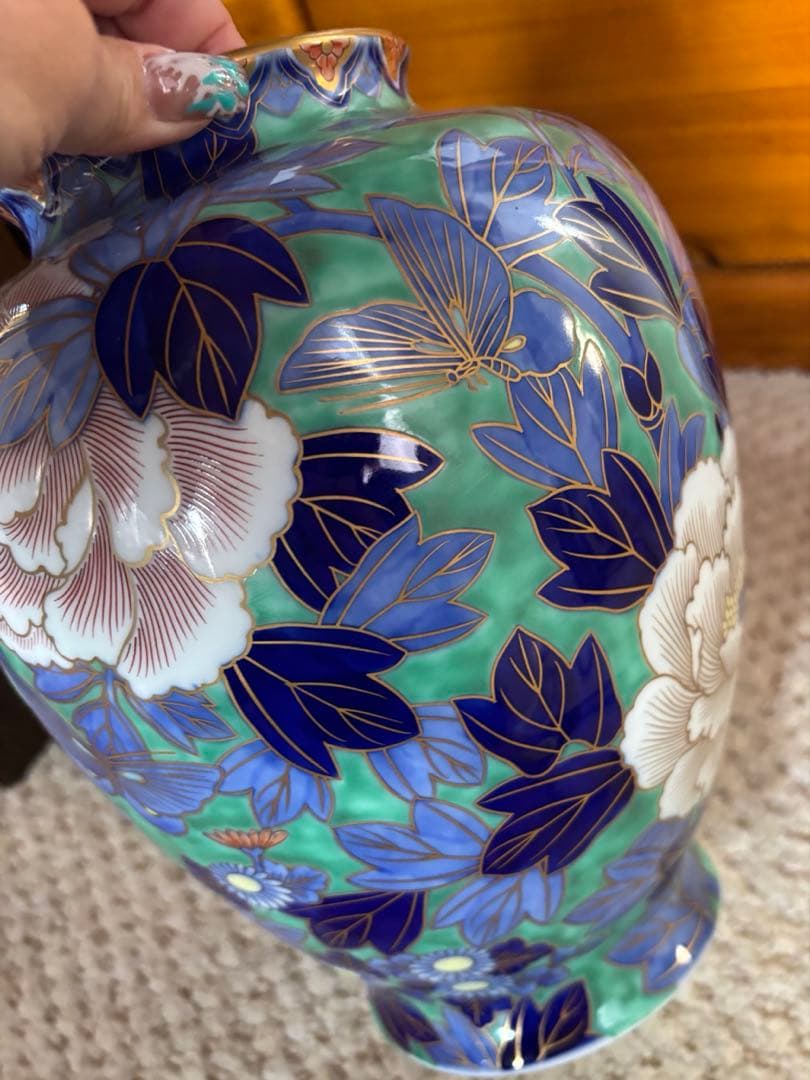 有田焼　深川製磁　青い葉と花の装飾の陶器花瓶　希少