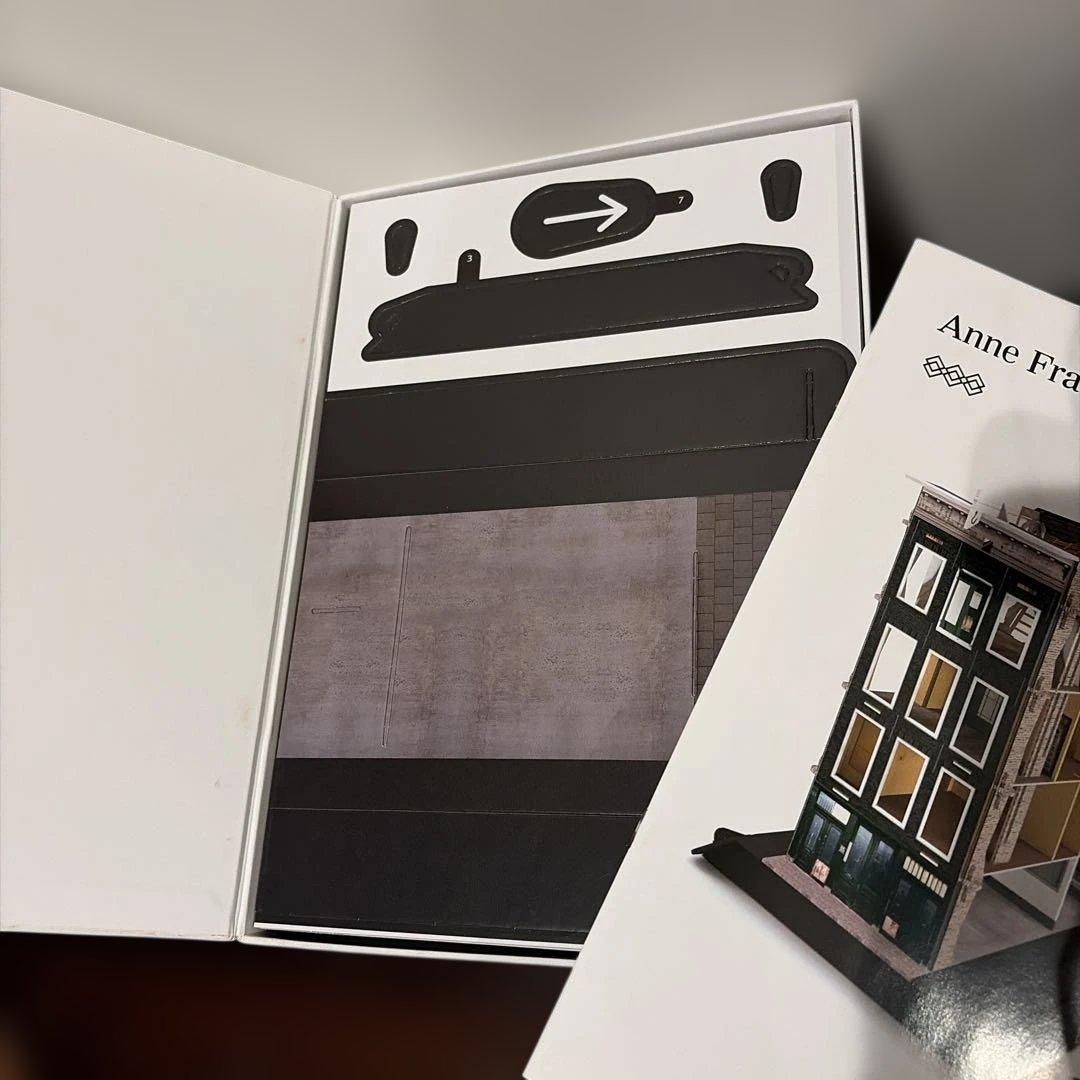 アンネ・フランクのレプリカ歴史的家屋段ボール模型