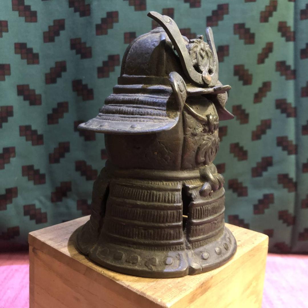 骨董　蔵出し品　銅器　古い香炉　彫金細工　鎧兜　武具甲冑型　灰　箱付