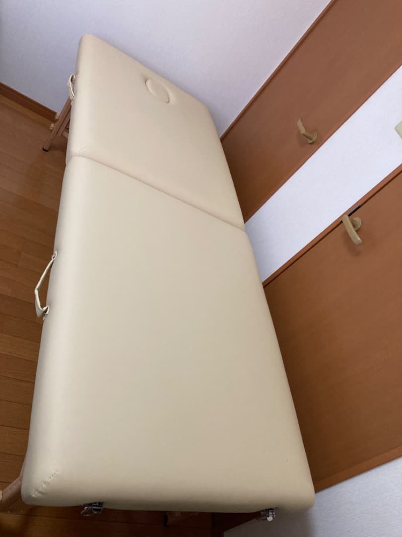 SEVEN BEAUTY 折りたたみエステベッド　クリーム色