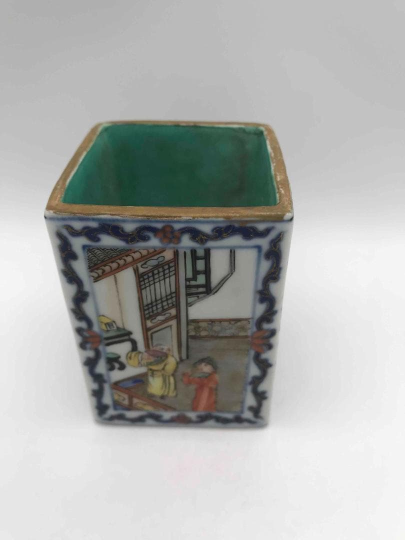 清乾隆時代　【大清乾隆年製】在銘　粉彩琺瑯彩松石緑釉人物文四方筆筒 (F-17)