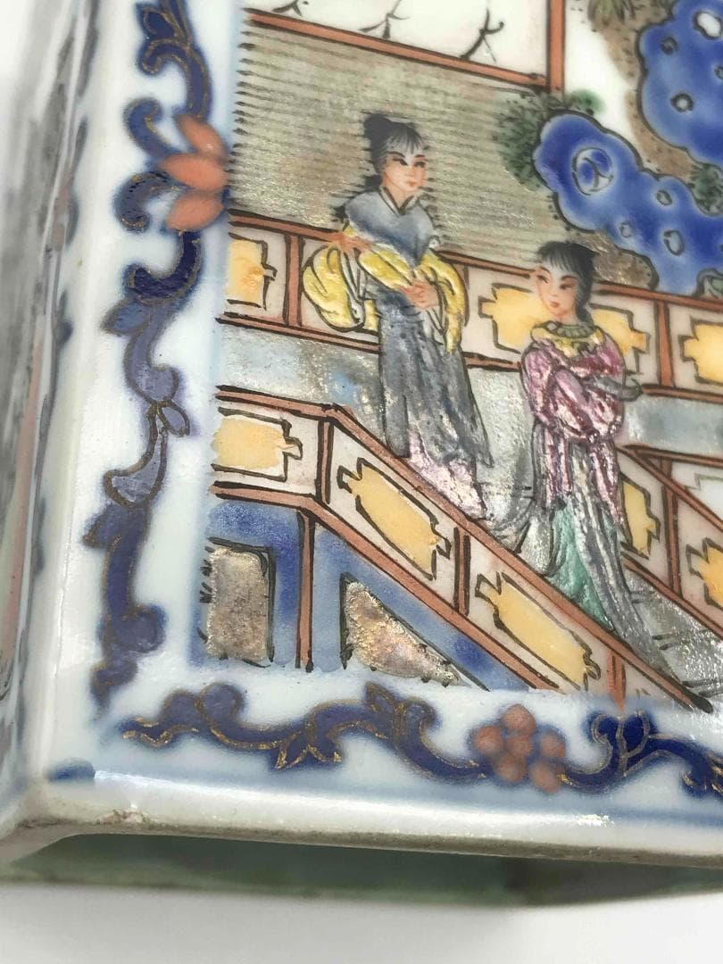 清乾隆時代　【大清乾隆年製】在銘　粉彩琺瑯彩松石緑釉人物文四方筆筒 (F-17)