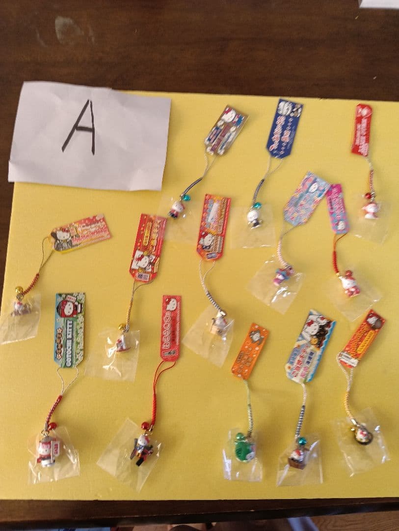 A　ご当地ハローキティファスナーストラップなど日本全国47都道府県制覇　＋１個