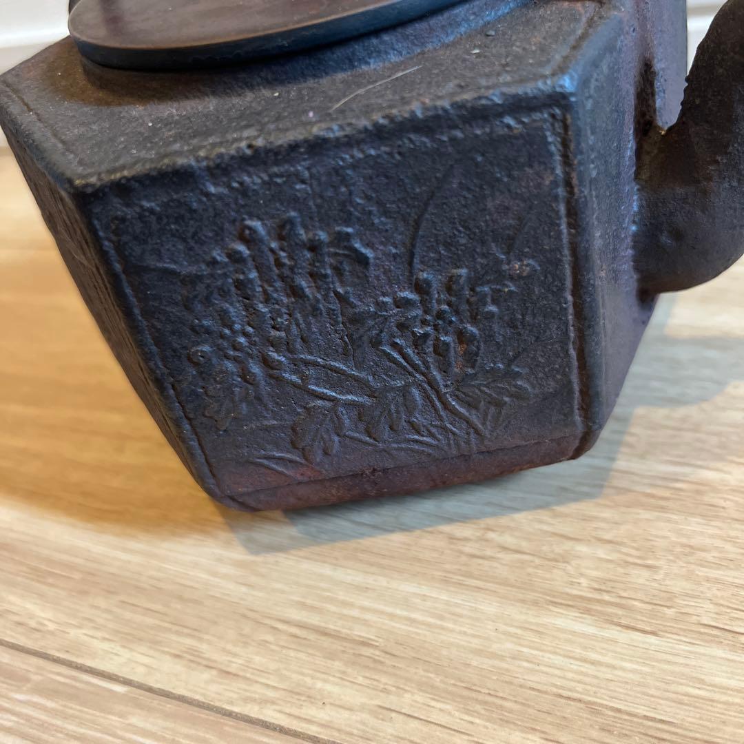 六角形 鋳鉄製鉄瓶 浮彫りデザイン