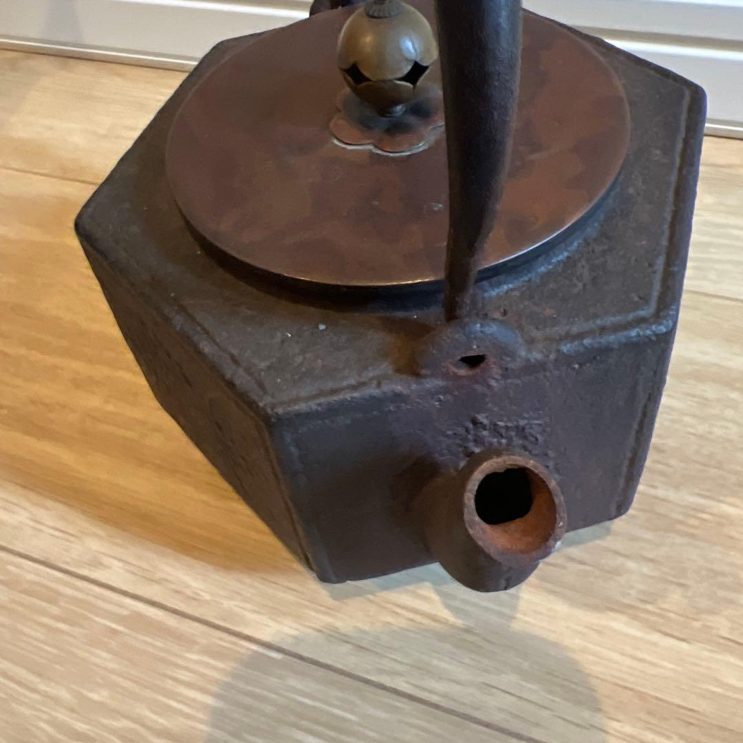 六角形 鋳鉄製鉄瓶 浮彫りデザイン