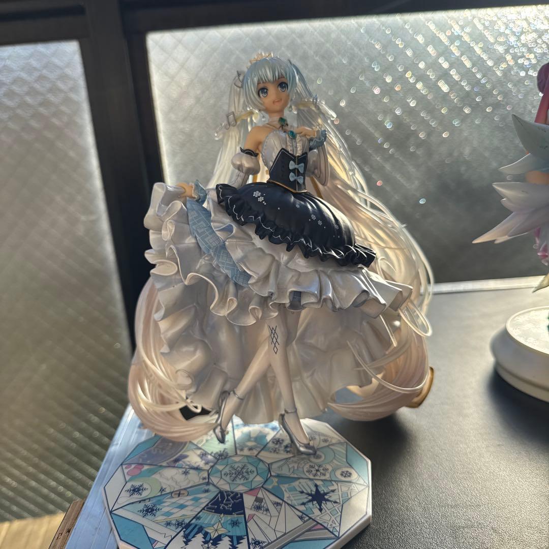 白黒ドレスのフィギュア