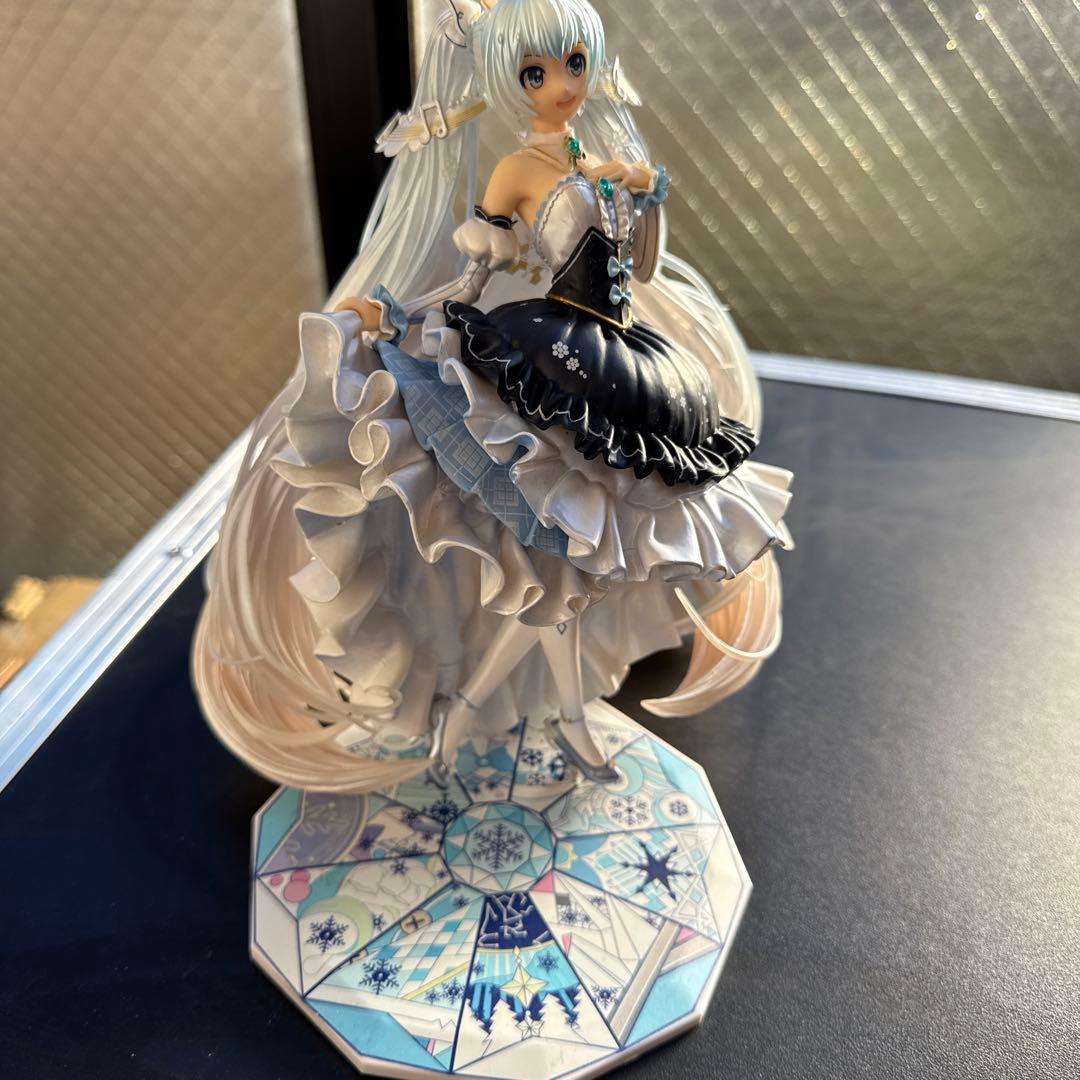 白黒ドレスのフィギュア