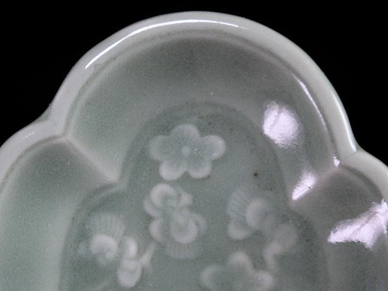 三田青磁　太湖石に梅花の図　変形手塩皿　D021AS-CFn