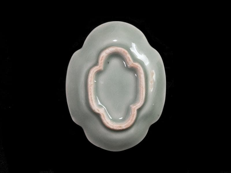 三田青磁　太湖石に梅花の図　変形手塩皿　D021AS-CFn