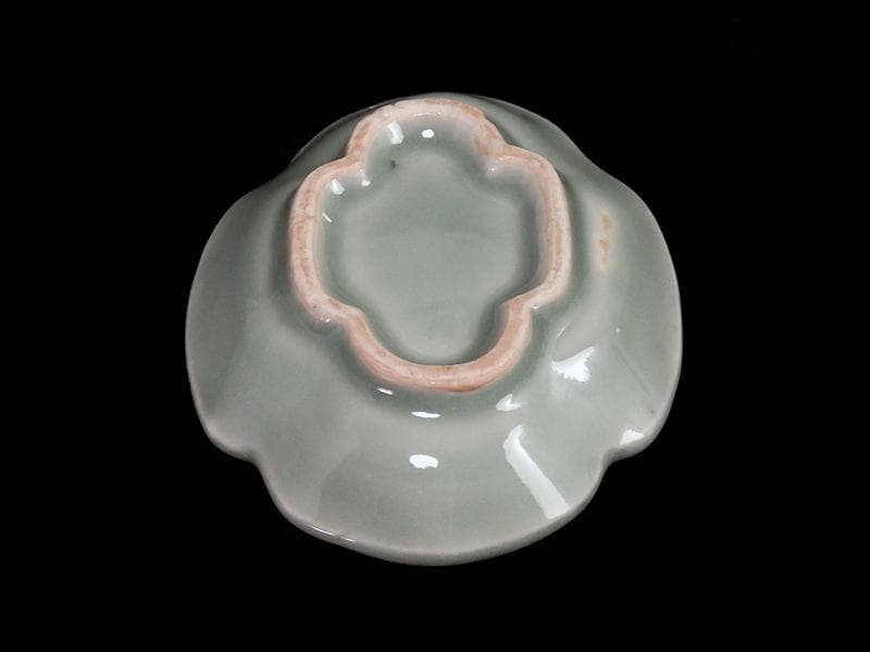 三田青磁　太湖石に梅花の図　変形手塩皿　D021AS-CFn