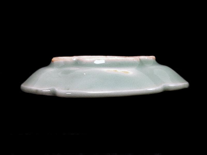 三田青磁　太湖石に梅花の図　変形手塩皿　D021AS-CFn