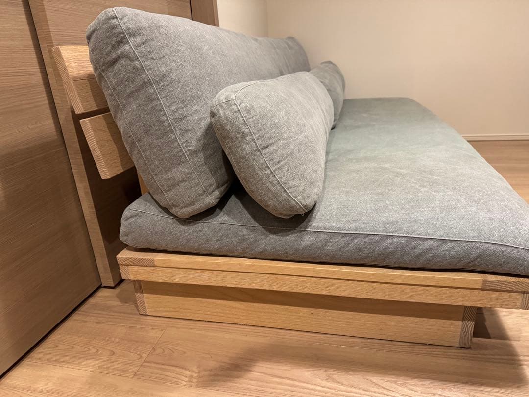 グレーソファ 背もたれクッション付き