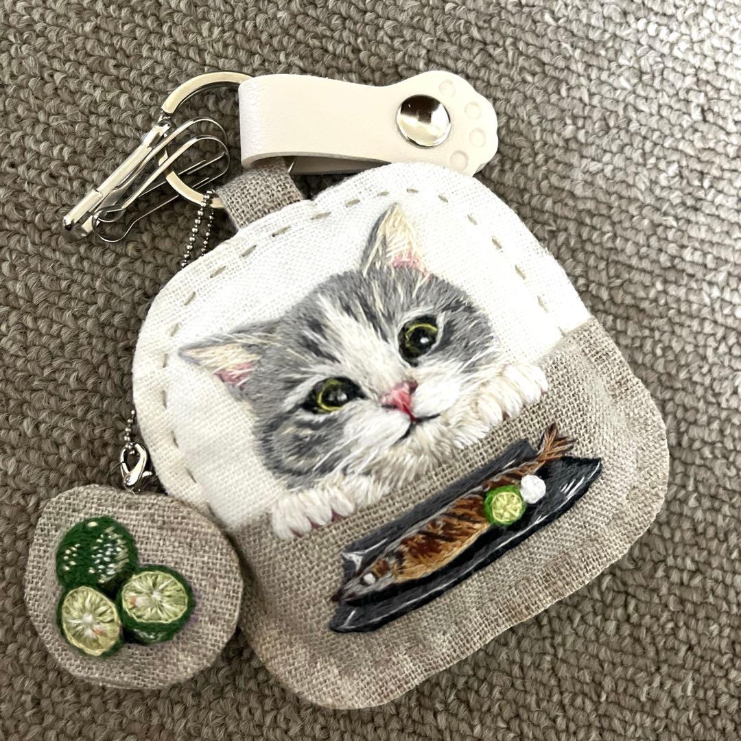 き*ん様 ハンドメイド刺繍キーホルダー　焼きさんまとハチワレサバトラさん