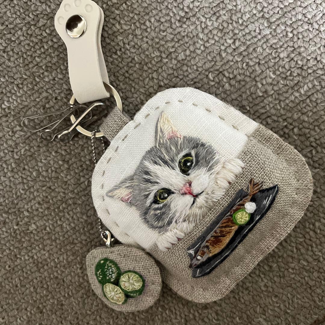 き*ん様 ハンドメイド刺繍キーホルダー　焼きさんまとハチワレサバトラさん