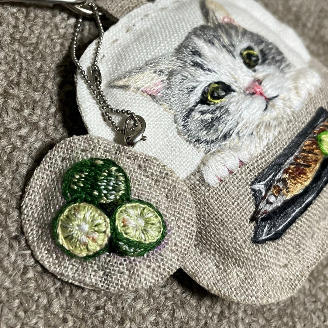 き*ん様 ハンドメイド刺繍キーホルダー　焼きさんまとハチワレサバトラさん