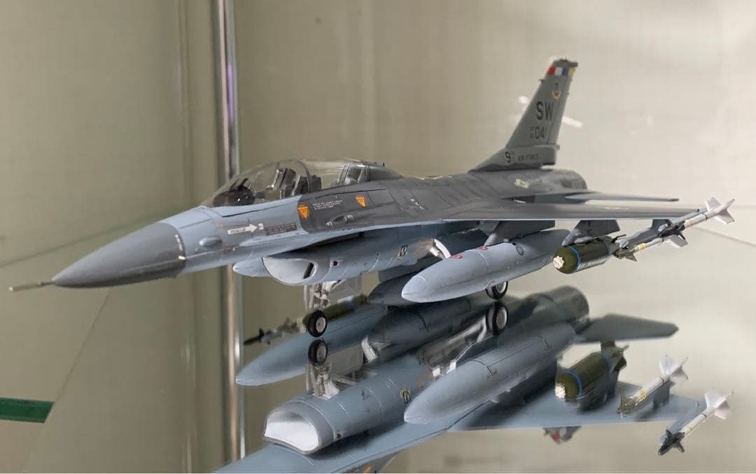 F-16B プラス　ファイティング　ファルコン　1/72