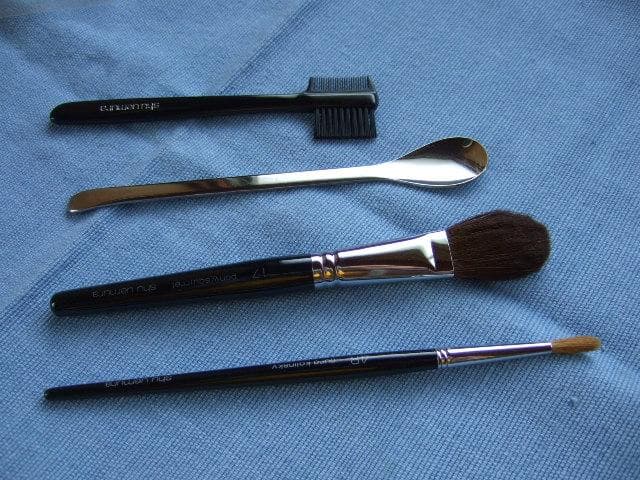 シュウウエムラ 高級天然毛ブラシ他・高級手鏡・リーフレット・未使用ネイルケア