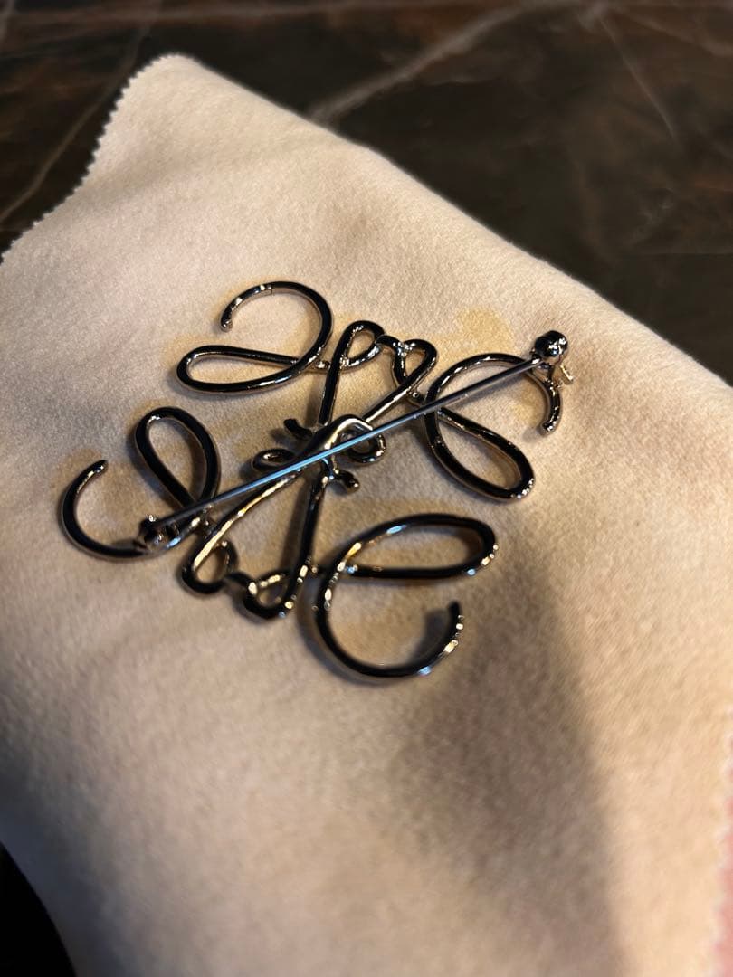 【極美品】LOEWE ロエベ アナグラムブローチシルバー