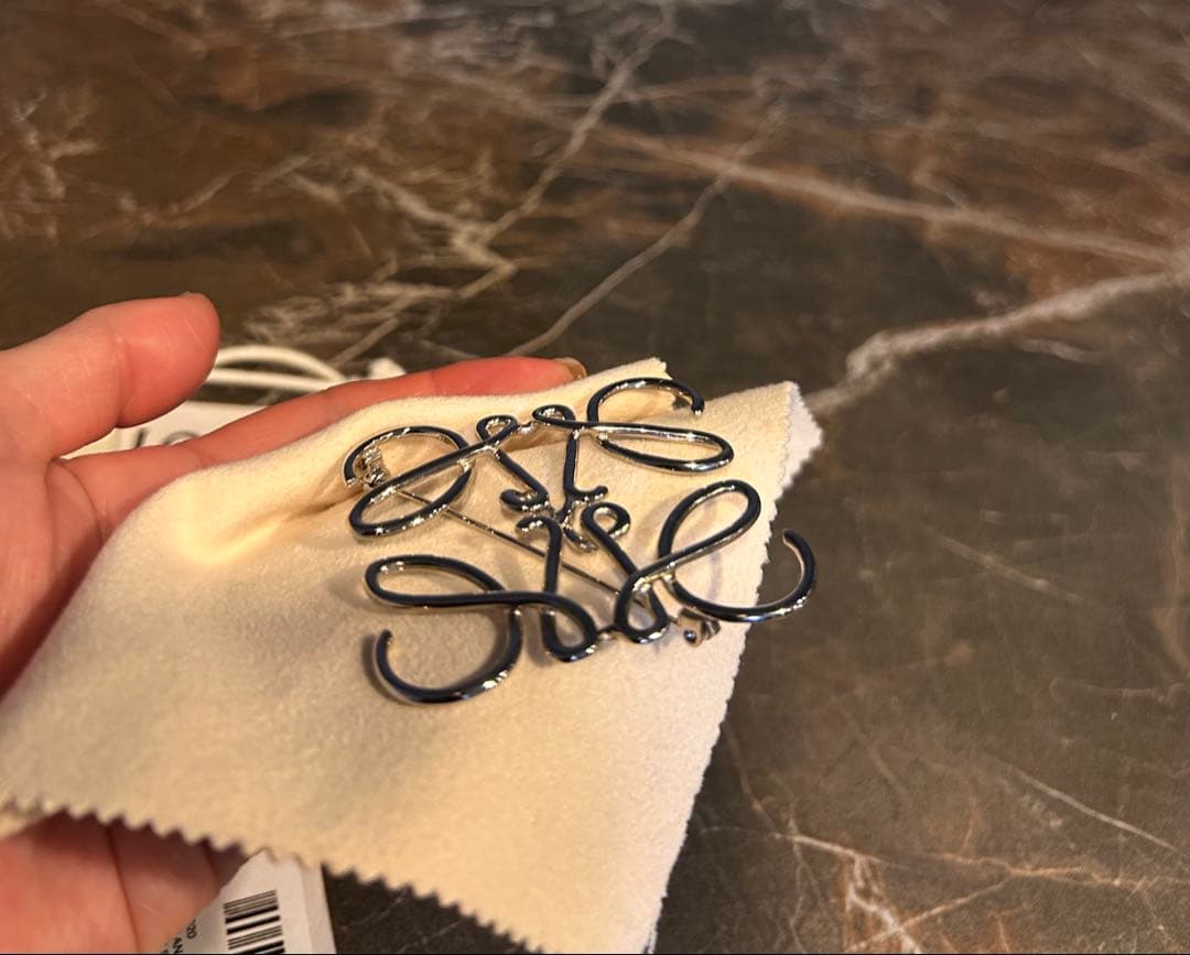 【極美品】LOEWE ロエベ アナグラムブローチシルバー