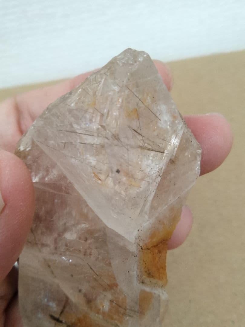 国産鉱物　山梨県　平沢鉱山　天然水晶　　トルマリン入り水晶　79g 虹入り水晶