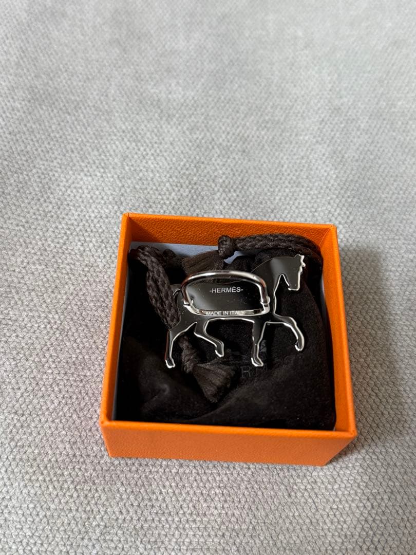 値下げ！新品未使用　エルメス　スカーフリング 《馬着を着た馬》　2025新作