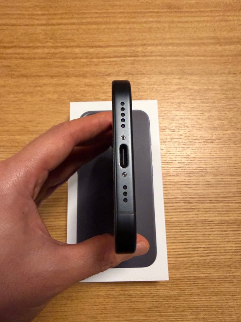 バッテリー100% iPhone 16 本体 ブラック128MB 美品